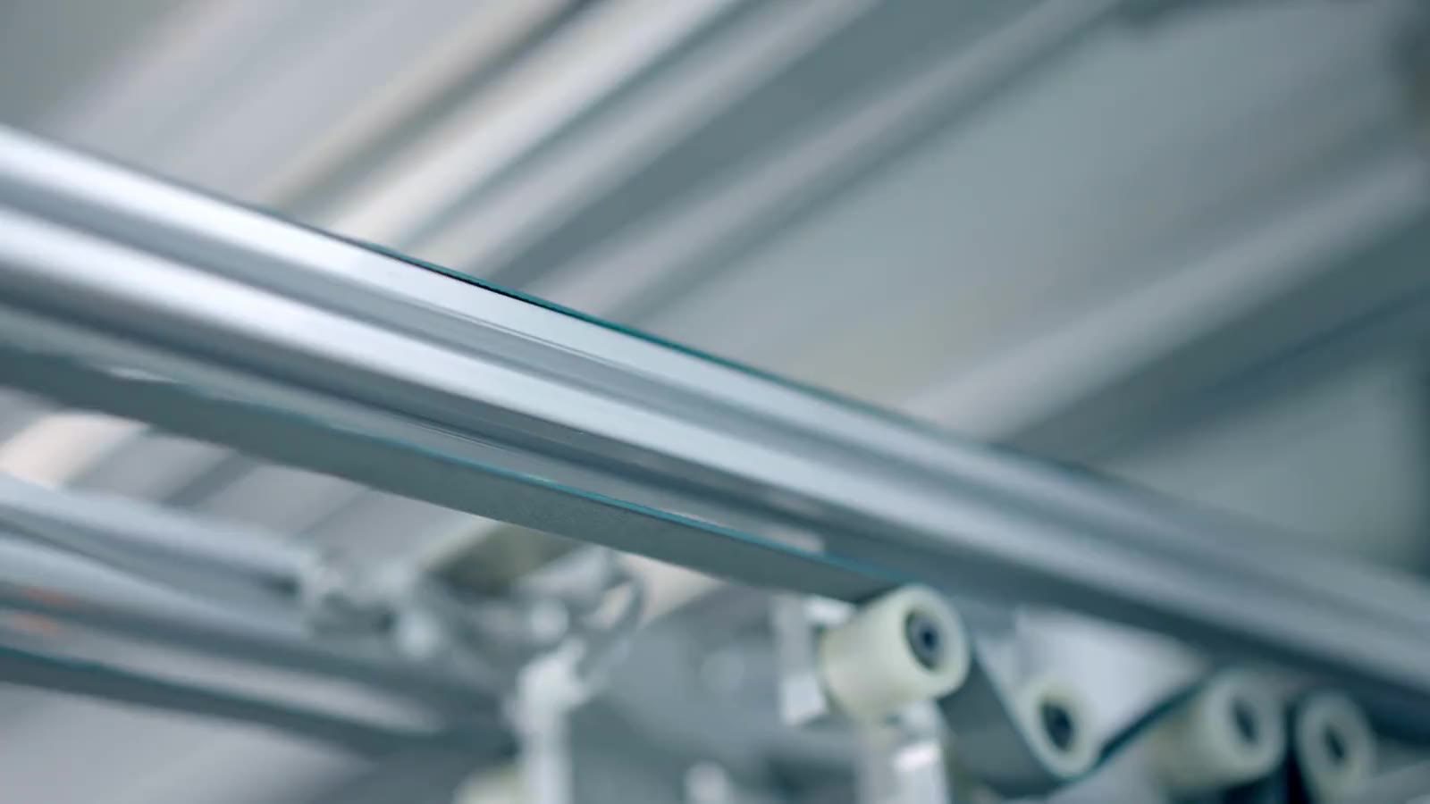 Perfil de aluminio saliendo de la línea de producción